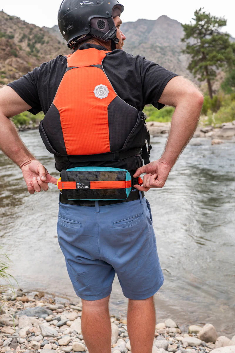 River Station GuideLaunch Waist Throw Bag - Jet Black/Gold